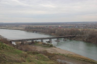 Yeri Rusya, Krasnodar Bölgesi, Ust-Labinsky bölgesi. Tarihsel geçmişi olan şaşırtıcı doğal yerler. Yürüyüş