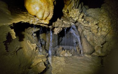 Konum Rusya, Krasnodar Bölgesi. Isichenko mağarası, hayranların ulaşamayacağı güzellikte ve Kafkasya 'daki en uzun mağaralardan biridir. Sıra dışı mağara.
