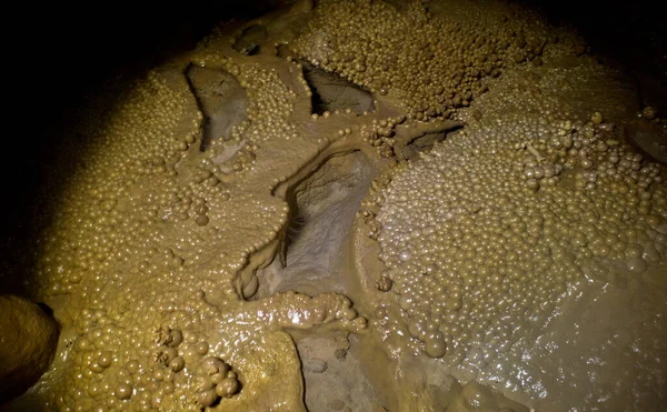 ロシア クラスノダール準州 美しさとファンへのアクセスの良さで素晴らしい一遍洞は コーカサスで最も長い洞窟の1つです 極端なケービング — ストック写真