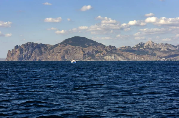 Mekan - Kırım Cumhuriyeti, Ordzhonikidze köyünün ilçesi. Yürüyüş ve deniz turizmi için inanılmaz güzel yerler ve manzaralar.