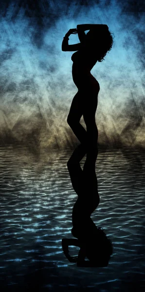 Silueta de chica sexy sobre un fondo abstracto en el agua con reflexión — Foto de Stock