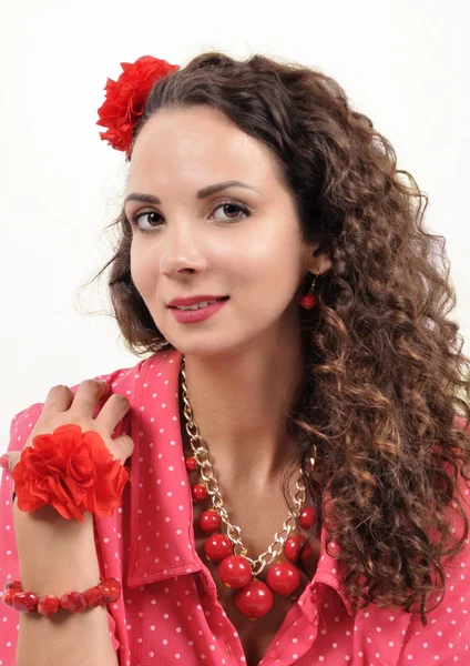 Junges Mädchen mit roter Halskette, Armband, Haarnadel auf weißem Hintergrund — Stockfoto