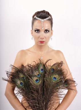  Tavus kuşu tüyü ile güzel zerafet genç kız