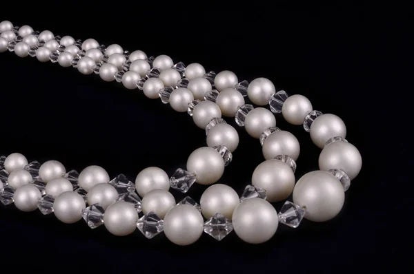 Weiße Perlen Luxus Halskette auf schwarzem Hintergrund — Stockfoto