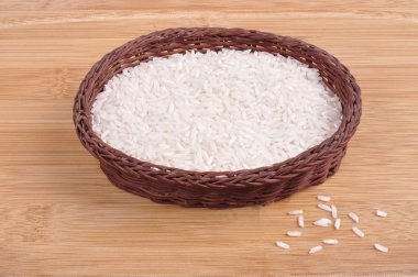 Beyaz bir arka plan ile ahşap bir kasede pirinç