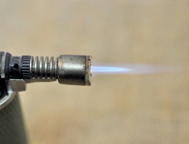 Takı yakın çekim onarmak için küçük bir gaz yakıcı ile alev