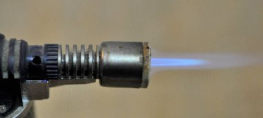 Takı yakın çekim onarmak için küçük bir gaz yakıcı ile alev