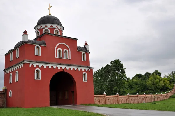 Régi kolostor Krushedol bejárati kapu. Vajdasági, Srbia — Stock Fotó