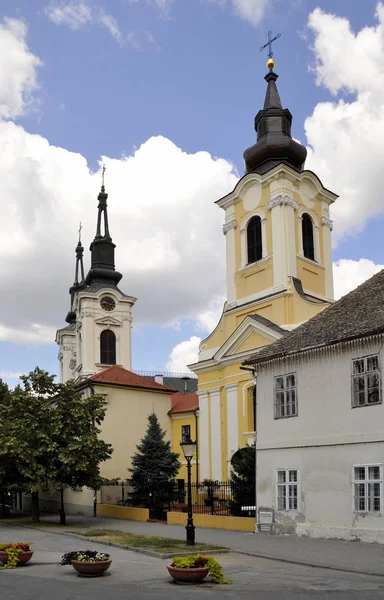 Centro de la ciudad Sremski Karlovci Serbia es una iglesia ortodoxa y católica — Foto de Stock