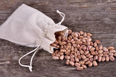 Ahşap masa fasulye ile mix fasulye dökülme fasulye çuvalı