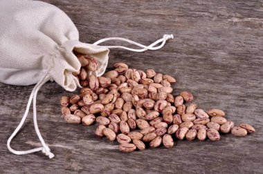 Ahşap masa fasulye ile mix fasulye dökülme fasulye çuvalı