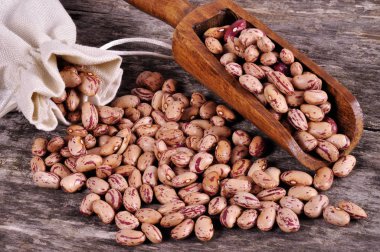 Ahşap masa fasulye ile mix fasulye dökülme fasulye çuvalı