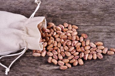 Ahşap masa fasulye ile mix fasulye dökülme fasulye çuvalı