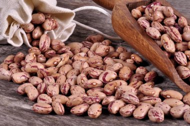 Ahşap masa fasulye ile mix fasulye dökülme fasulye çuvalı