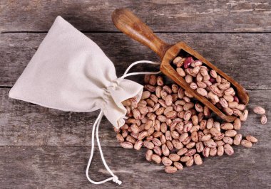 Ahşap masa fasulye ile mix fasulye dökülme fasulye çuvalı.