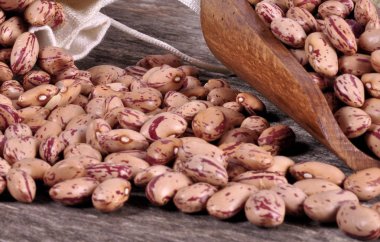 Ahşap masa fasulye ile mix fasulye dökülme fasulye çuvalı.