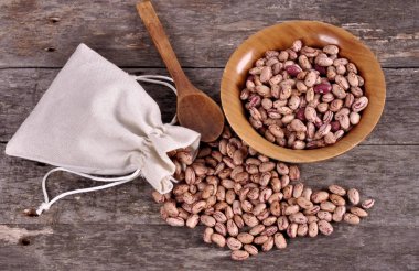 Ahşap masa fasulye ile mix fasulye dökülme fasulye çuvalı.