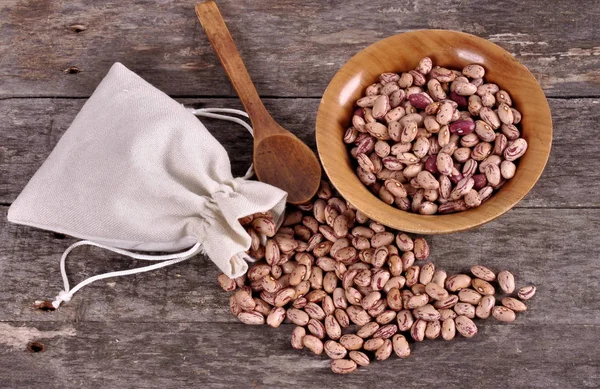 Ahşap masa fasulye ile mix fasulye dökülme fasulye çuvalı.