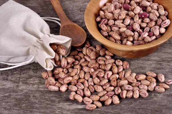 Ahşap masa fasulye ile mix fasulye dökülme fasulye çuvalı.