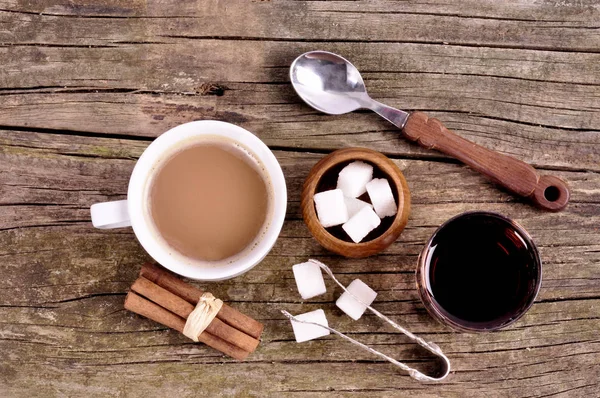Eski bir ahşap üzerinde anlık kahve ve şeker kase ile kupa ta beyaz