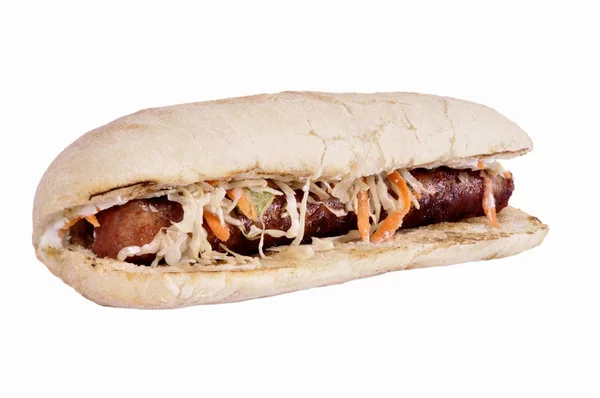 Burger mit Wurst in einem langen Brötchen isoliert auf weißem Backgro — Stockfoto