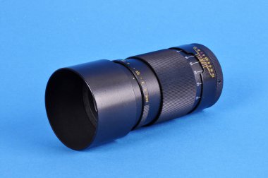 Mavi arkaplandaki eski kılavuz lens