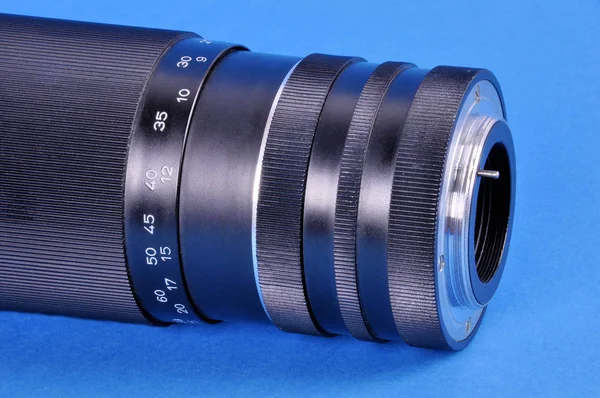 Vecchia lente manuale su sfondo blu — Foto Stock