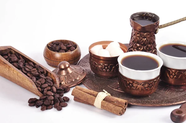 Káva v mědi tácky s příslušenstvím pro pití kávy o — Stock fotografie