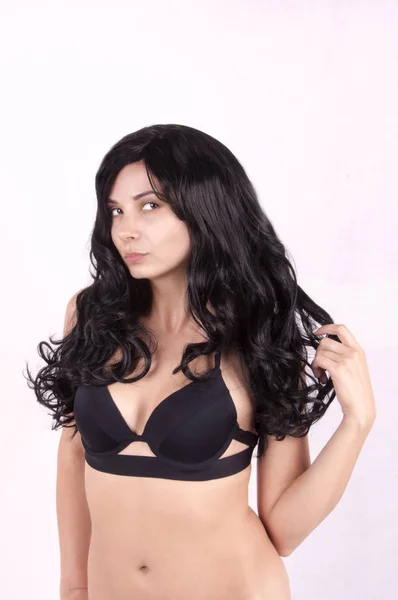 Menina com cabelo preto longo em um sutiã preto — Fotografia de Stock
