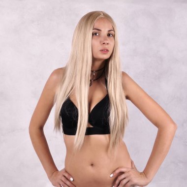 Uzun kıvırcık sarı saçlı kızla güzel model. 