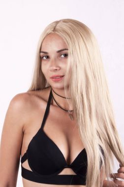 Uzun kıvırcık sarı saçlı kızla güzel model. 