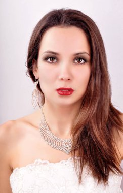 Gelinlik kız. Moda küpe ve kolye