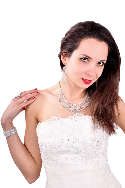 Девушка в свадебных платьях. Мода серьги и ожерелье . — стоковое фото