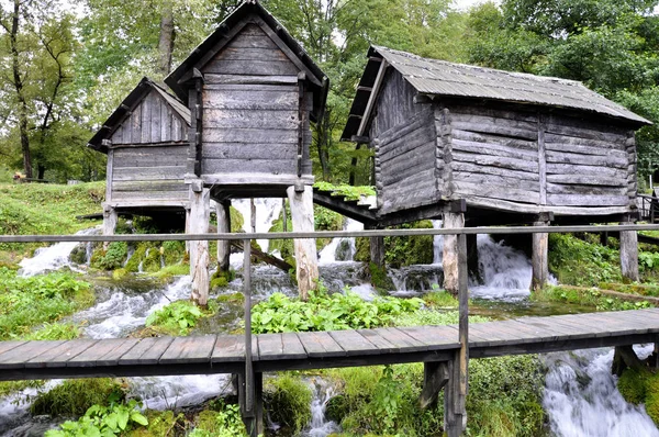 Velhos moinhos de água de madeira, Jajce na Bósnia e Herzegovina — Fotografia de Stock