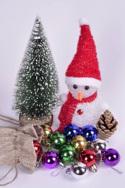 Bir snowma bir arka plan üzerinde bir çantadan düşen Noel topları