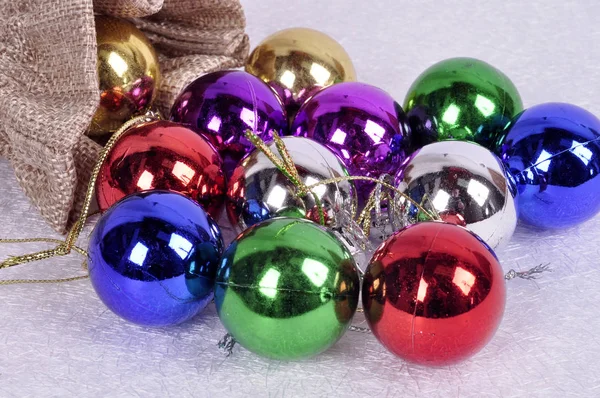 Kerstballen vallen uit de zak. Kerstdecoratie. — Stockfoto