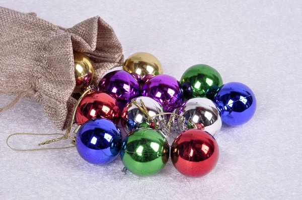 Vánoční koule padající z vaku. Vánoční dekorace. — Stock fotografie