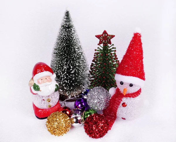 T ile Noel ağacı arka plan üzerinde Santa claus snowman — Stok fotoğraf