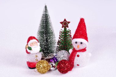 t ile Noel ağacı arka plan üzerinde Santa claus snowman