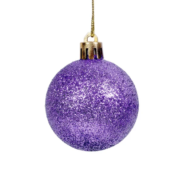 Фиолетовый блестящий рождественский шар на белом фоне . — стоковое фото