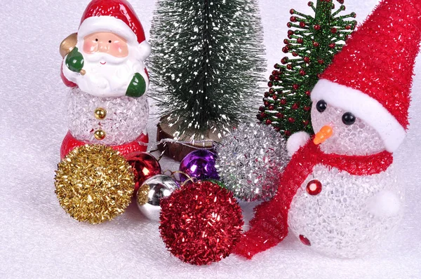 Papai Noel boneco de neve no fundo de uma árvore de Natal com t — Fotografia de Stock