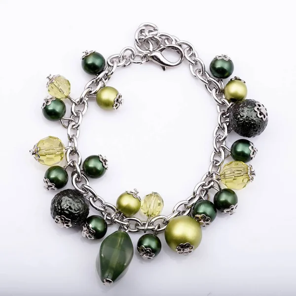 Bracelet avec cristaux multicolores et perles sur fond blanc — Photo