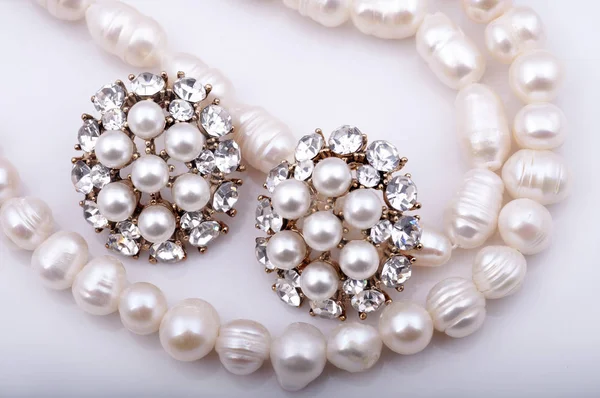 Collar de perlas y pendientes de perlas sobre fondo blanco . —  Fotos de Stock