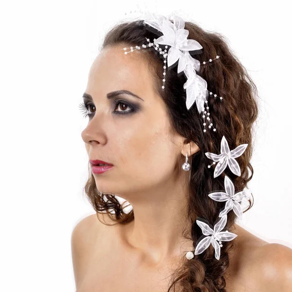 Невеста красивая стильная молодая женщина с орнаментами в волосах . — стоковое фото