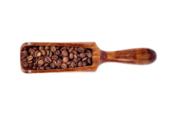 Grains de café dans une spatule en bois sur fond blanc . — Photo