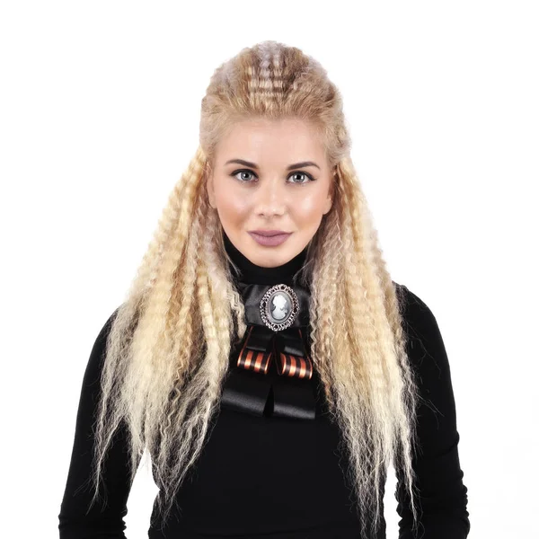 Jeune fille aux longs cheveux blonds dans un pull noir avec une broche — Photo