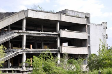 mavi gökyüzüne karşı bombalama sonra yıkık ev