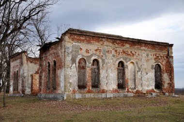 Bina, tahrip ve yer terk edilmiş eski yıkık tuğla.