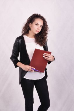 Güzel iş kadını bir kalem ve belgeler ile.