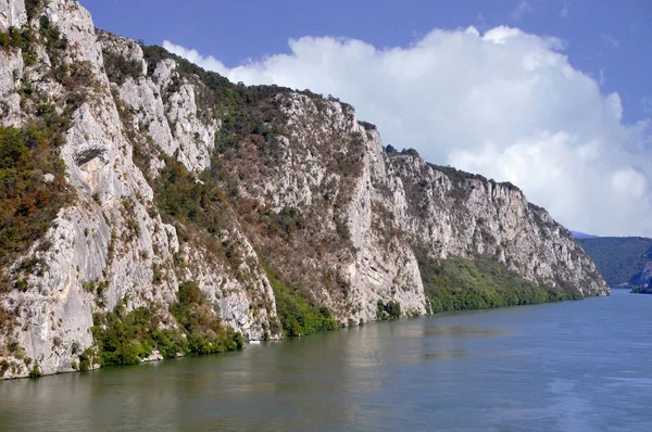 Danube river near the Serbian city of Donji Milanovac. — Stock Photo, Image